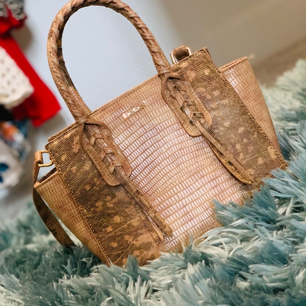 Bebe Handbag 👜 w/detachable strap